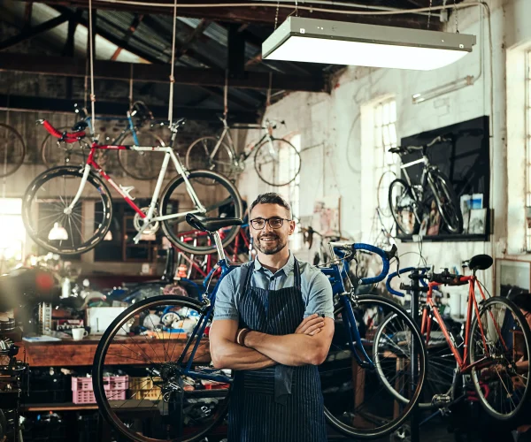Un loueur de vélo dans son magasin.