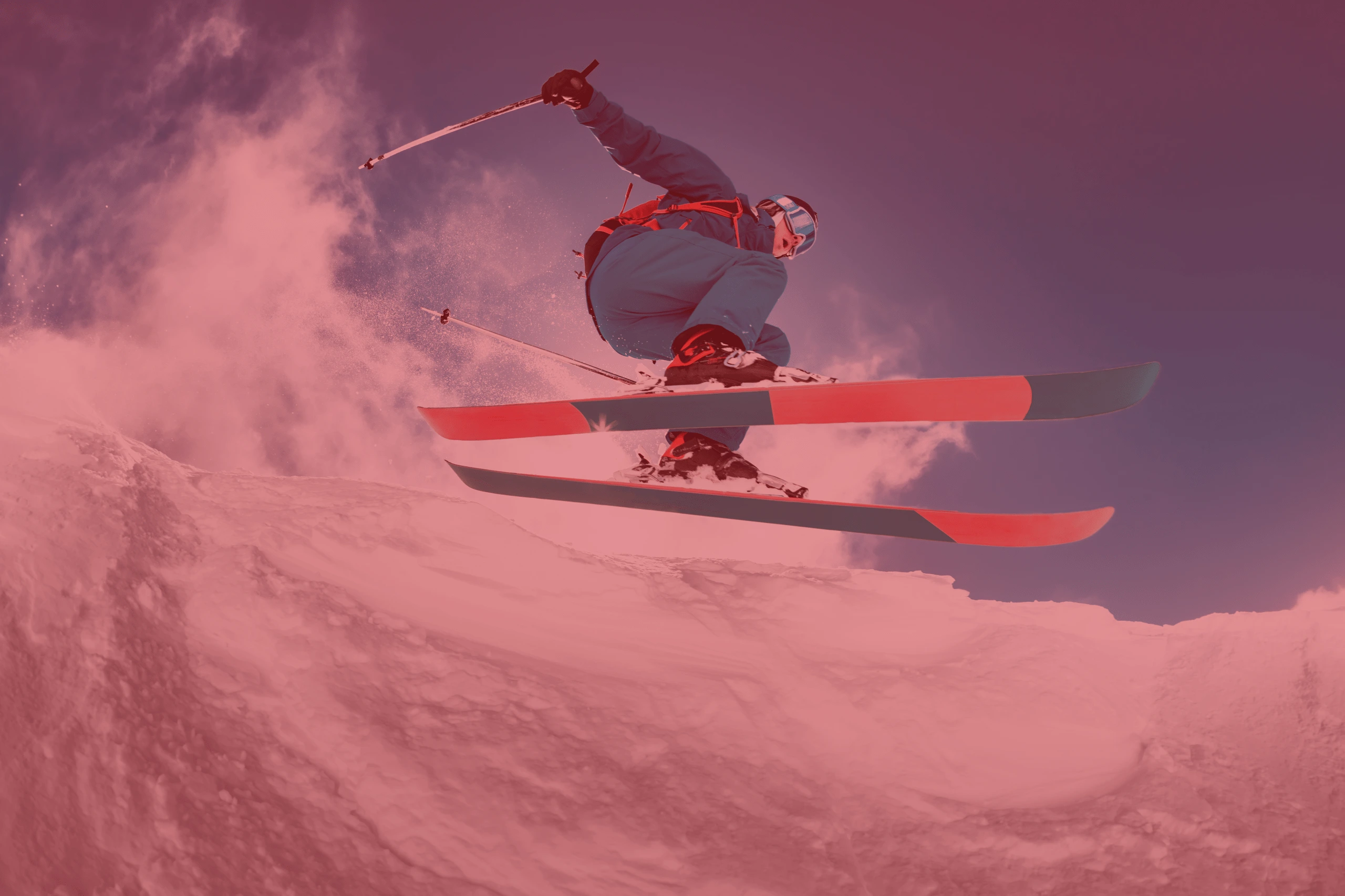 Un skieur qui dévale la montagne.